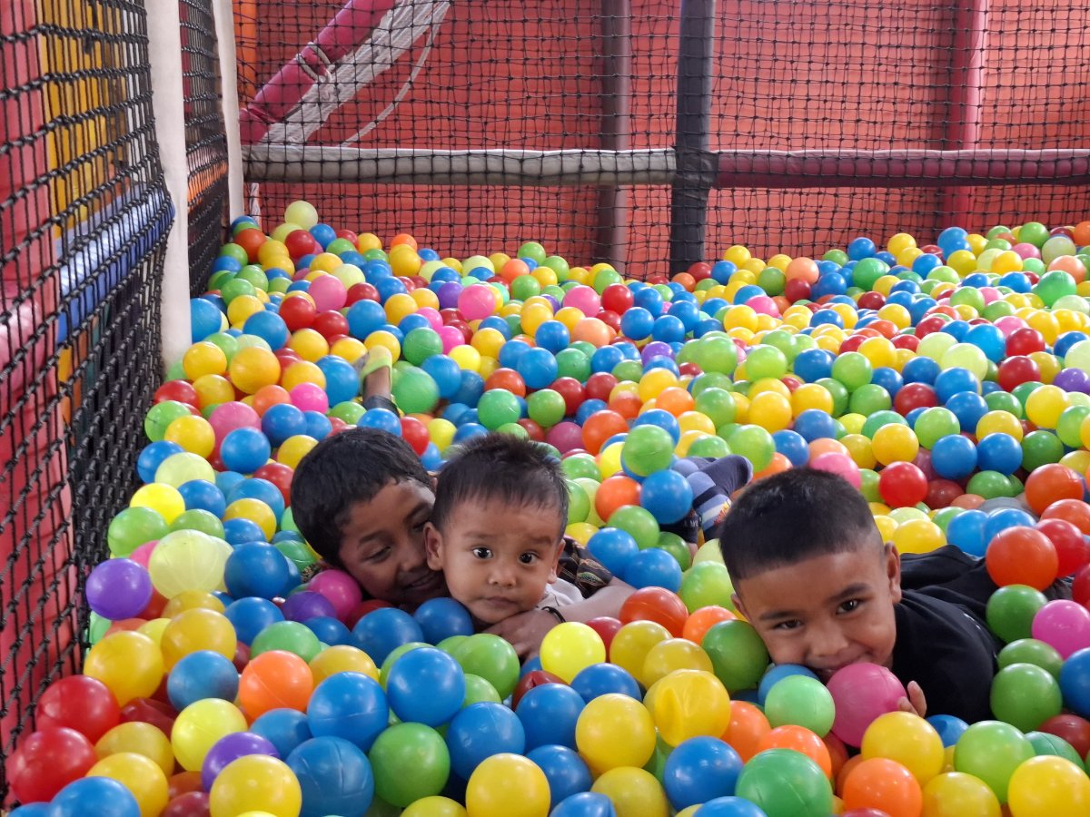 Mandi Bola